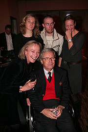 Uschi zu Hohenlohe (v.l.) mit Mann Peter Prinz zu Hohenlohe und Cast der Show (Foto: MartiN Schmitz)